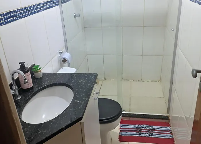 Quarto em Apto Compartilhado Bem Localizado AP 204