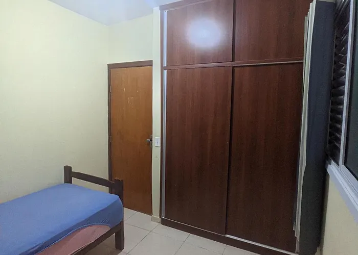 Quarto em Apto Compartilhado Bem Localizado AP 204