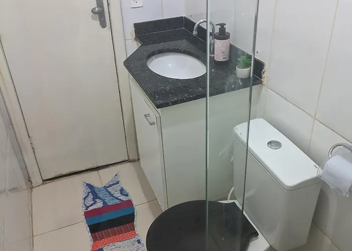 Quarto em Apto Compartilhado Bem Localizado AP 204