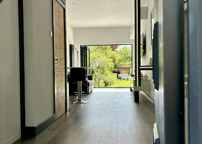 Luxury Modern Apartment With Free Private Parking
