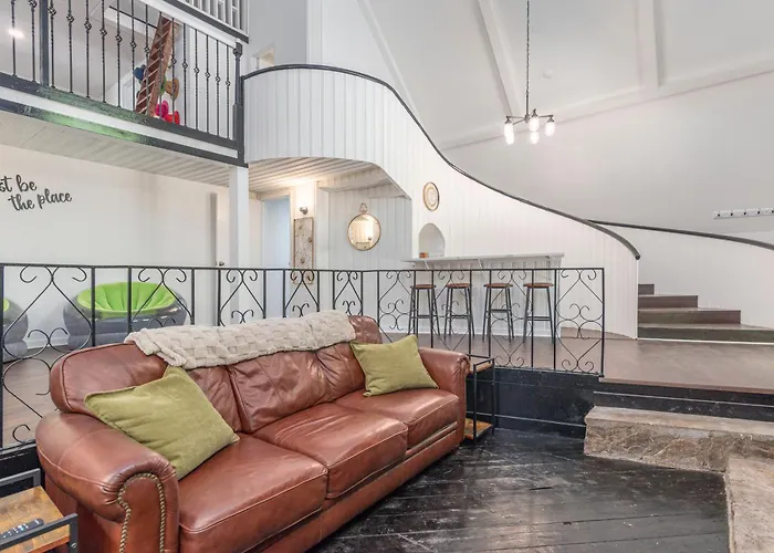 Renovated Barn In The Woods With Hot Tub