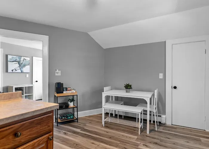 2Br Apartment Near Downtown Stamford I Pets Ok