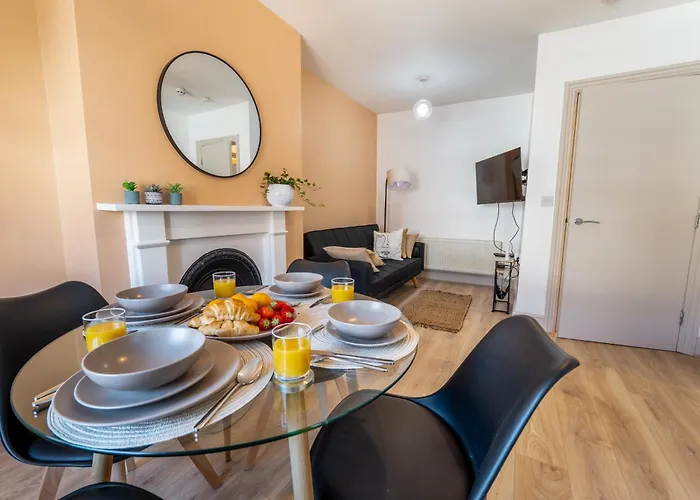 Comfy 5 Star Stays - 6 Bedrooms - Sleeps 8 - Free Parking & Wifi - Wirral