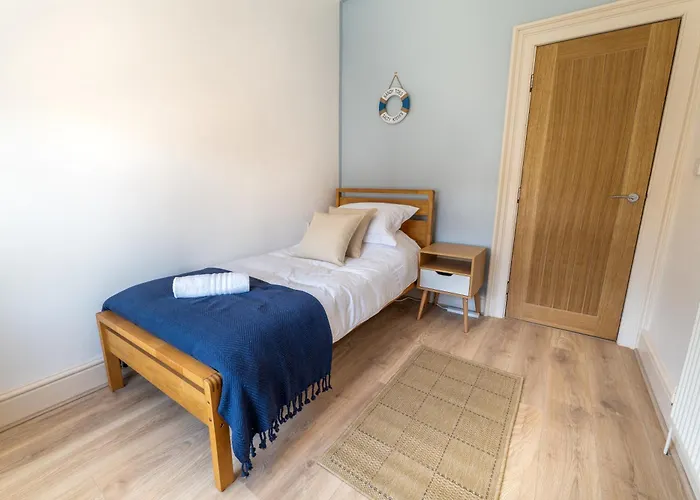 Comfy 5 Star Stays - 6 Bedrooms - Sleeps 8 - Free Parking & Wifi - Wirral
