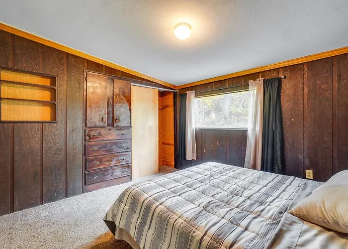 Rustic Retreat W/ Deck: 1 Mi To Table Rock Lake