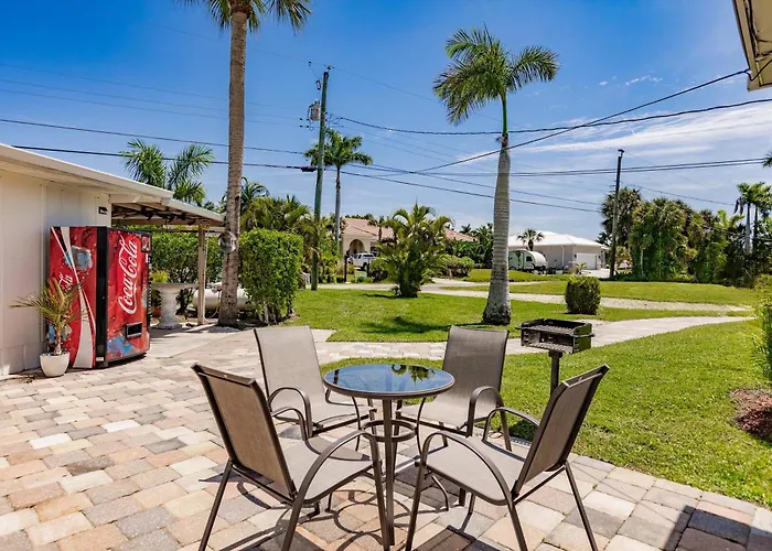 Poolfront Cottage Near Beach With Full Kitchen!