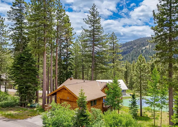 Close To Ski Slopes: Tahoe Ski Chalet W/ Fireplace