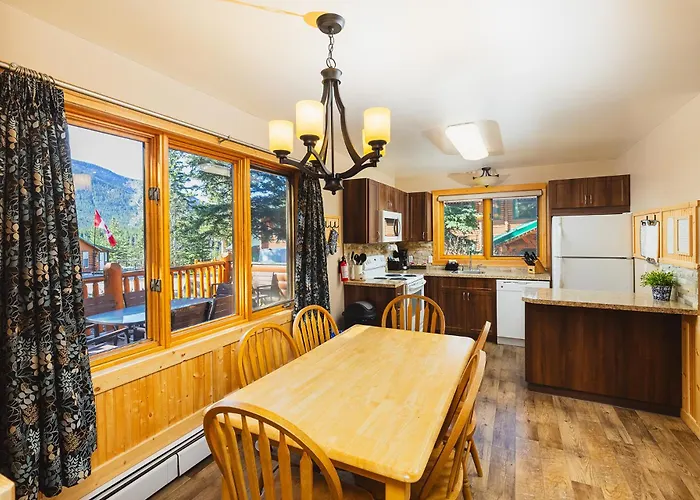 Overlander Mountain Lodge