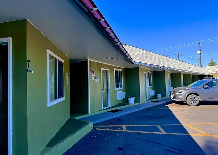 Chalet Motel - Your Cozy Basecamp For Bend Adventures