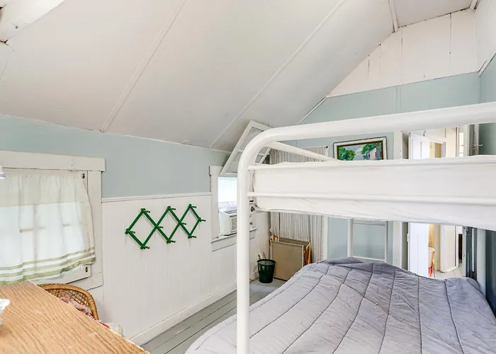 Walk To Lake: Historic Lakeside Marblehead Cottage