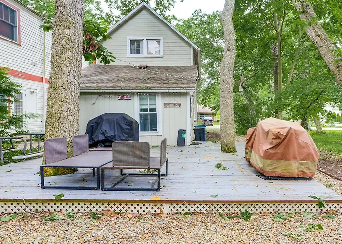 Walk To Lake: Historic Lakeside Marblehead Cottage