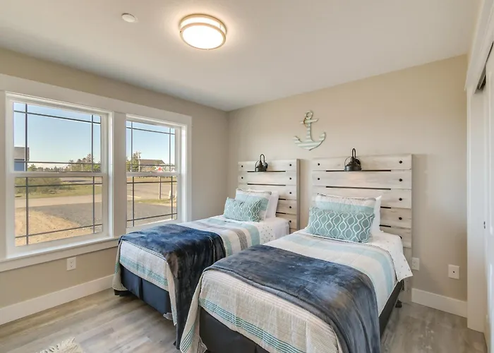 Deck & Game Room! Ocean Shores Hideaway