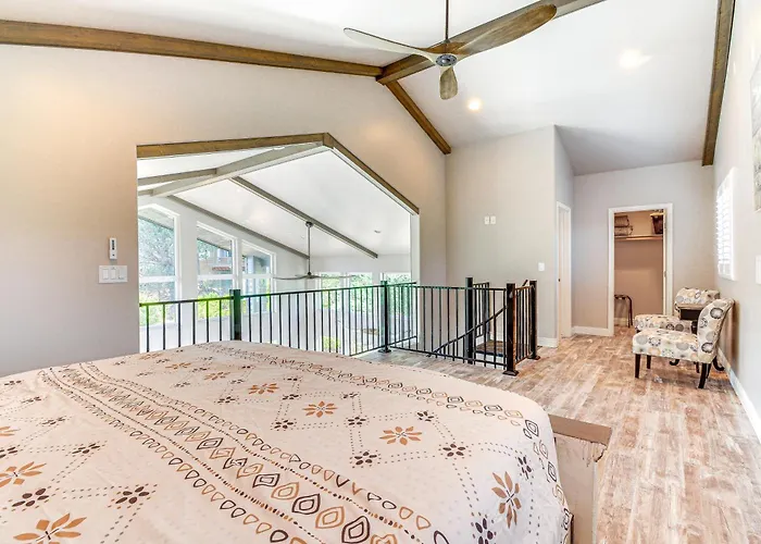 Hot Tub + Deck: Mtn-View Pine Getaway!
