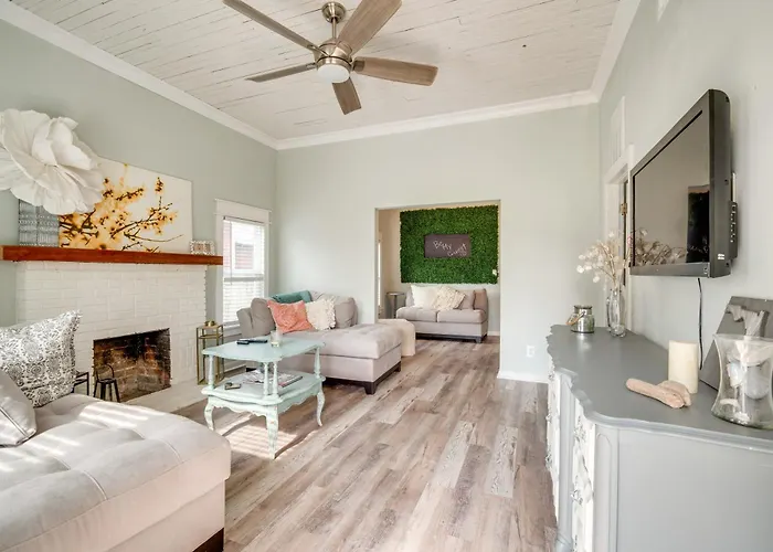 Walk To River & Shops: Downtown Dunnellon Escape