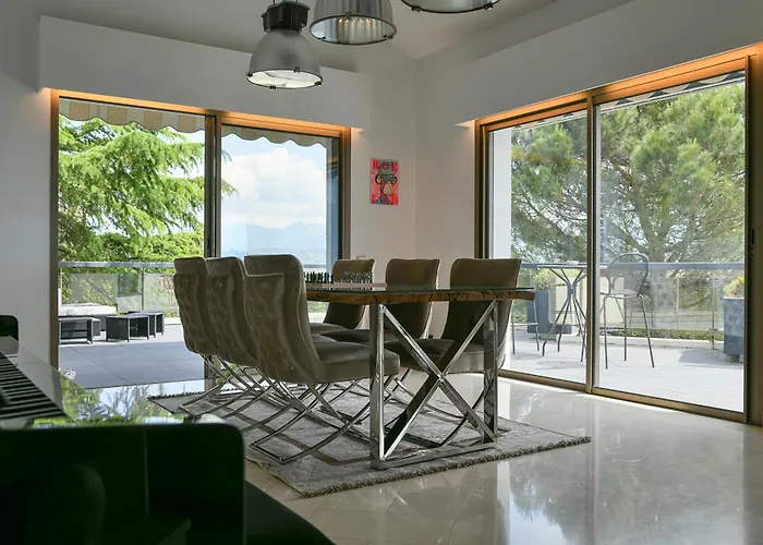Superbe villa avec piscine intérieure, sauna, jacuzzi et salle de sport