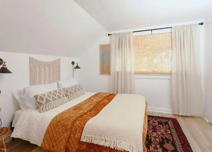 Classic & Cozy Apartments - Parking & Close To Dw