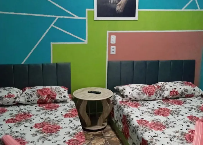 Quarto, garagem, portão automático, banheiro, wi-fi, tv, frigobar e ventilador de teto