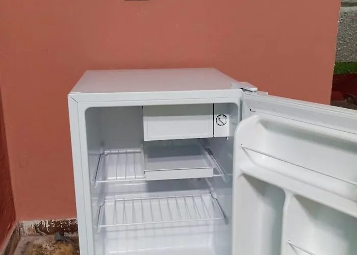 Quarto, garagem, portão automático, banheiro, wi-fi, tv, frigobar e ventilador de teto