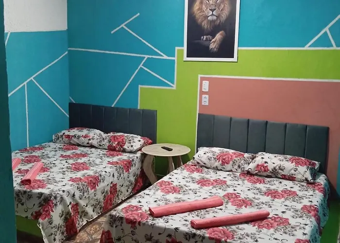Quarto, garagem, portão automático, banheiro, wi-fi, tv, frigobar e ventilador de teto