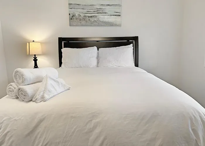 Historic Freshly Renovated 8-Bedroom Townhomes - Downtown Loudon