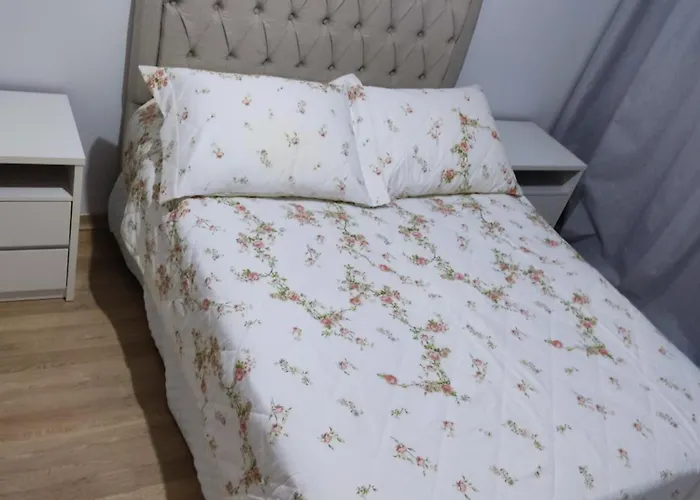 Apartamento mobiliado com ar condicionado em um quarto