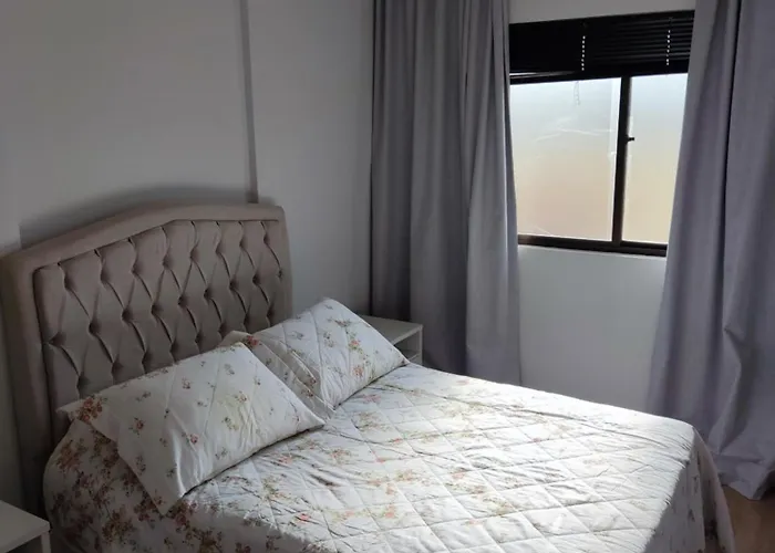Apartamento mobiliado com ar condicionado em um quarto