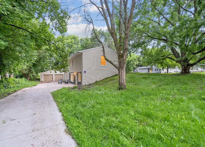 Daffodil House - Large 6 Bedroom Accessible Rental