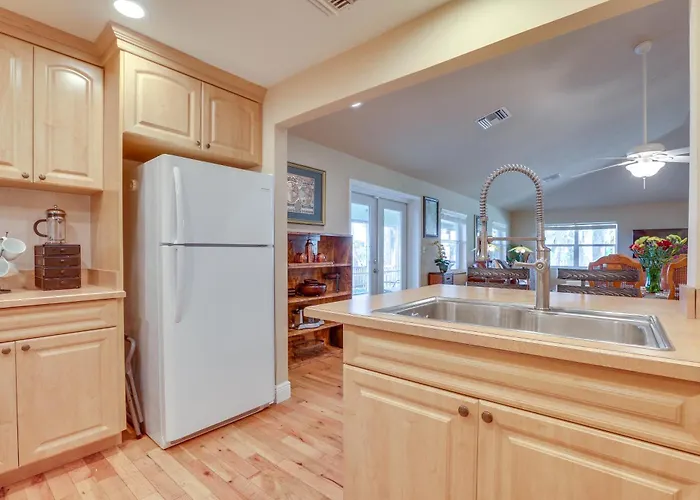 On Lake Istokpoga: Lorida Home W/ Lanai!