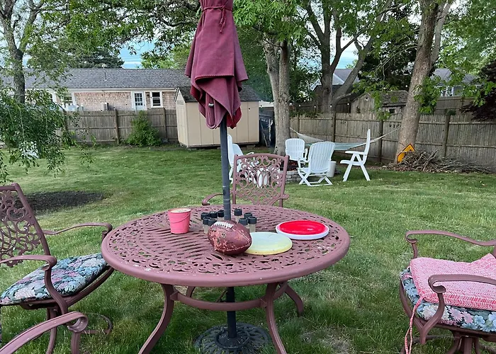 A Cozy Cape House Steps To Restaurants & Beaches ~1.4 Miles Down Scenic Roads