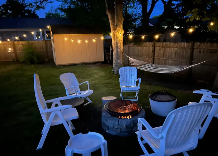 A Cozy Cape House Steps To Restaurants & Beaches ~1.4 Miles Down Scenic Roads