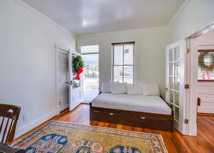 Radiant Gloucester House W/ Private Porch!