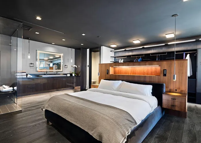 Modern City Loft In Downtown River District