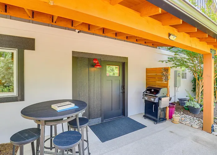 Walk To Downtown Weaverville: Quiet Apartment