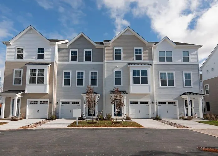New Intown Waterfront Townhome Wpool & Location