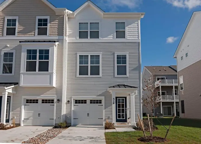 New Intown Waterfront Townhome Wpool & Location