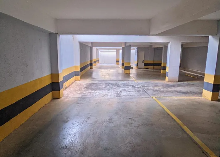 Quarto em Apto Compartilhado Bem Localizado AP 204