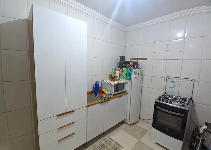 Quarto em Apto Compartilhado Bem Localizado AP 204