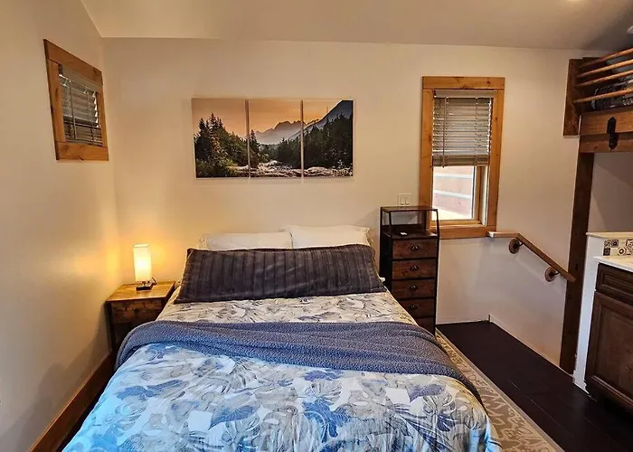 Beautiful Riverfront Near Mt Bachelor With Hot Tub