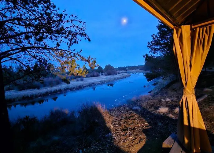 Beautiful Riverfront Near Mt Bachelor With Hot Tub