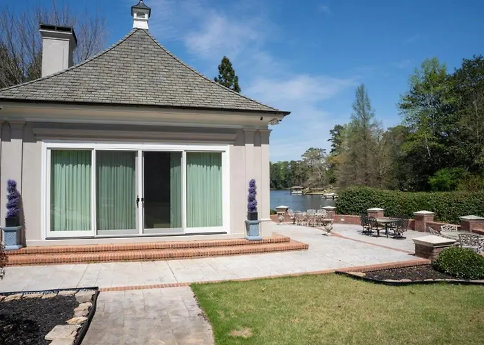 Lakefront Retreat W/ Guest House