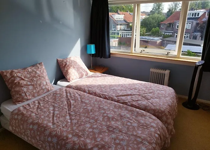 Tranquil Retreat - Guest House -Private Equipment - Shared Bathroom - Steep Stairs