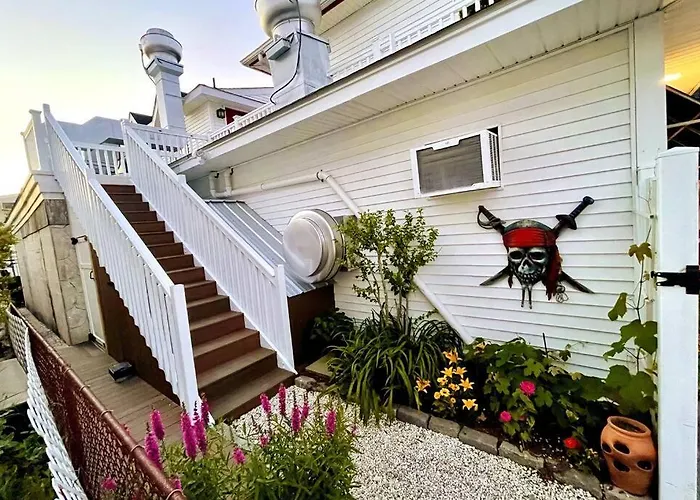 Asian Wood Style 4 Bedroom In Surf City