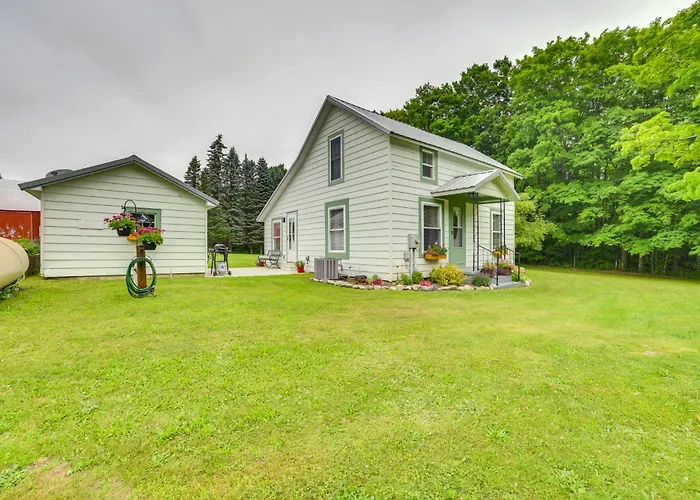 Visit Fife Lake & Traverse Bay! Farmhouse Hideaway