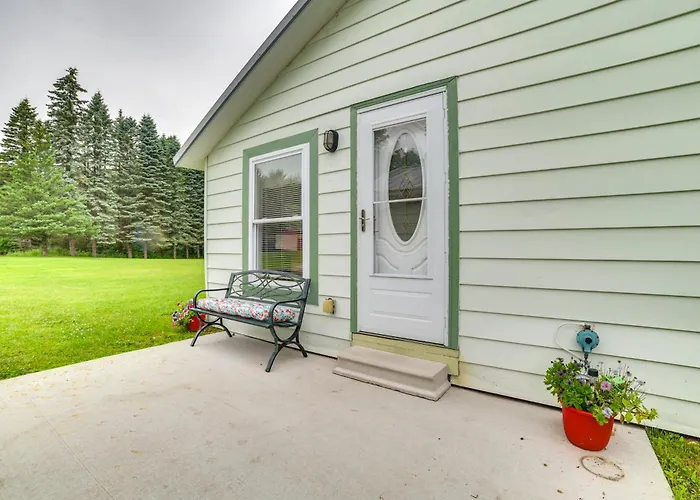 Visit Fife Lake & Traverse Bay! Farmhouse Hideaway