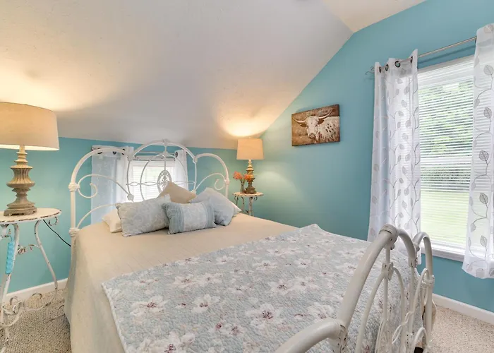 Visit Fife Lake & Traverse Bay! Farmhouse Hideaway