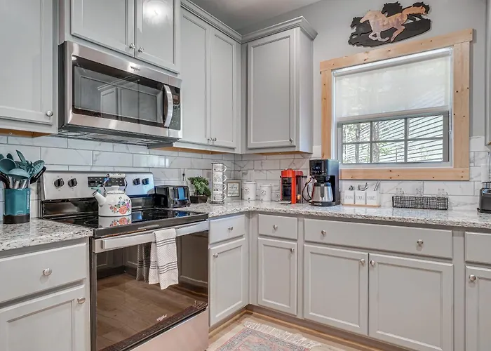 Luxury Helen Retreat | Hot Tub & Game Room