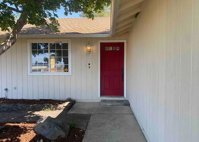 Hot Tub! King Bed-Firepitt-Near Airport& Freeway