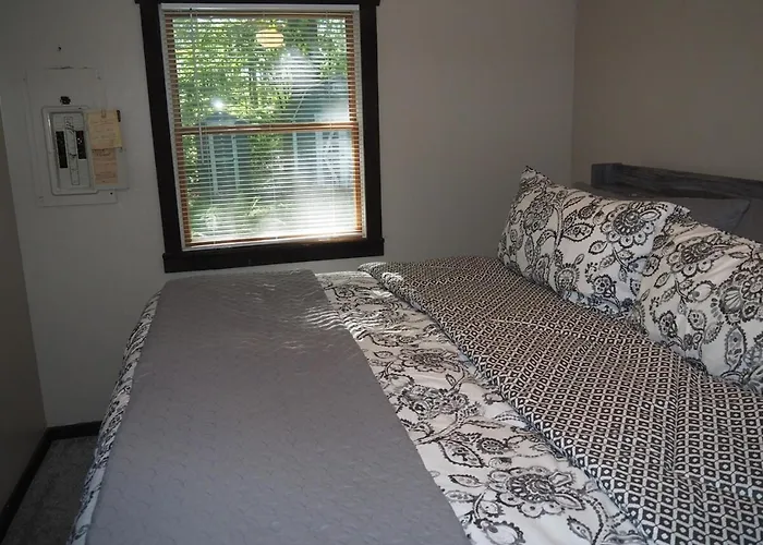 A Short'S Walk - Lakefront W Spa & Kayaks!