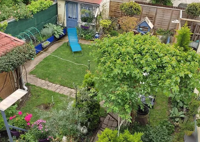 Un Deux Pieces Et Un Jardin A Villejuif