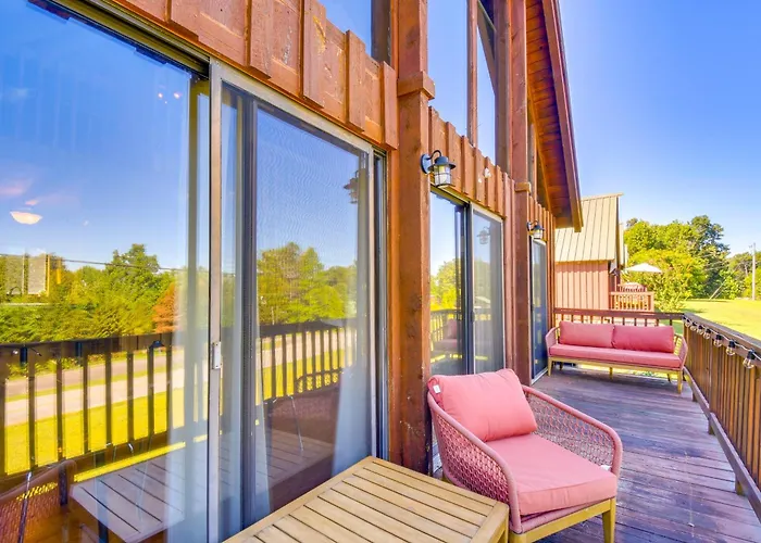 Lake Keowee Retreat: Idyllic Six Mile Cabin!
